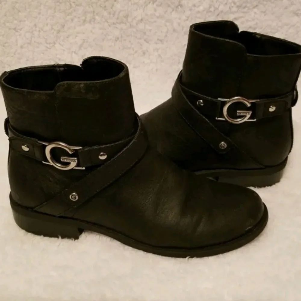 G BY GUESS ROUND TOE ZIP CLOSURE ANKLE BOOT